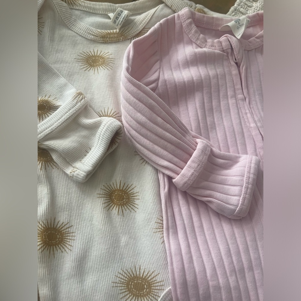 Kate Quinn 0-3 months footed outfits